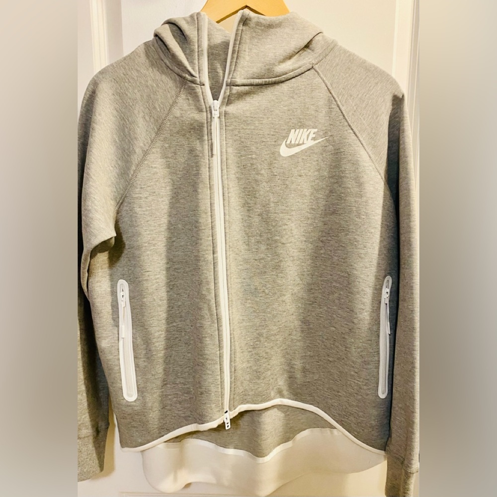 Woman’s Nike Grey Hoodie size Medium. Like new!